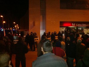 Els activistes antidesnonaments guanyen el pols a Unnim