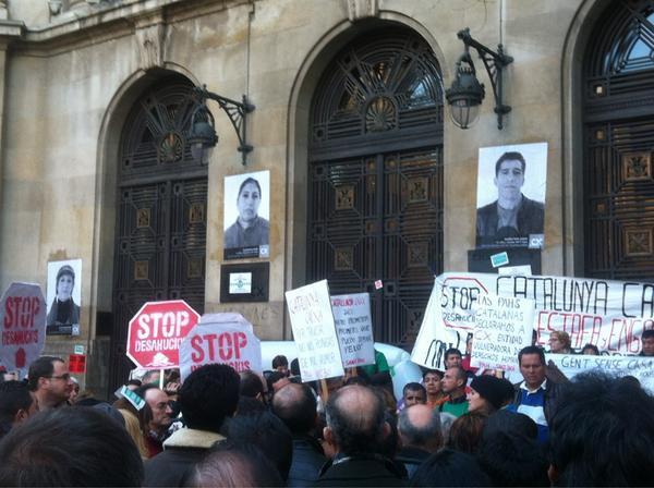La PAH protesta davant CatalunyaBank pels desnonaments