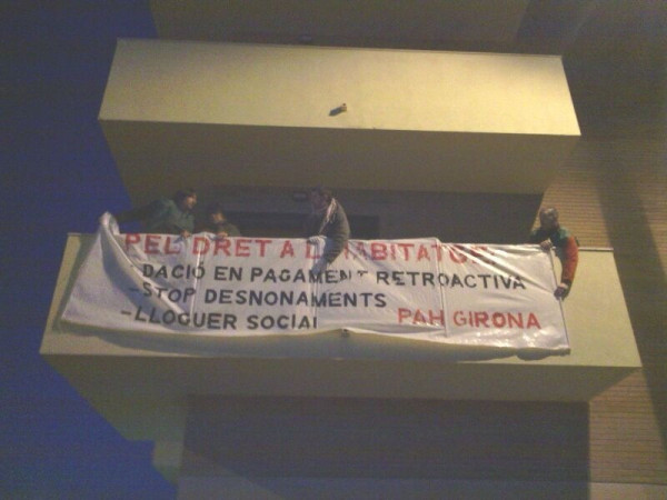 La PAH ocupa un bloc de pisos a Salt