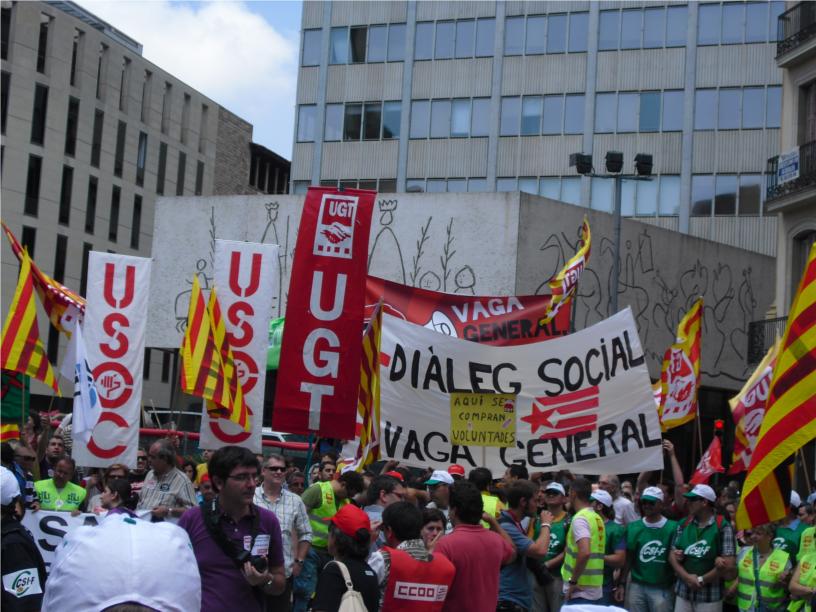 Fotografies de les pancartes desplegades per l'EI a la manifestació dels sindicats majoritaris a Barcelona