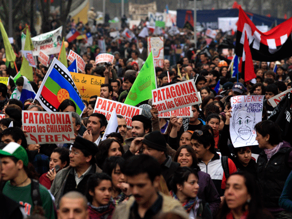 Més de 40.000 persones contra la construcció de preses a la Patagònia