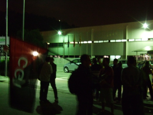 Massiu seguiment de la vaga a la gran indústria i conflicte als centres de distribució