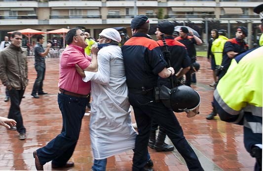 Militants de PxC agredeixen manifestants antifeixistes