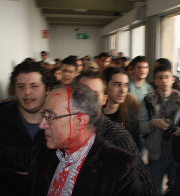 Salvador Cardús, degà la facultat, tacat de pintura Salvador Cardús, degà la facultat, tacat de pintura