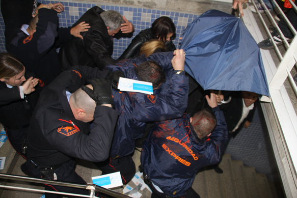 Rosa Díez, protegida per guardaespatlles i seguretat privada de la UAB, sortint de la Facultat Rosa Díez, protegida per guardaespatlles i seguretat privada de la UAB, sortint de la Facultat