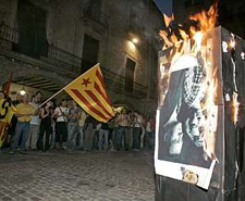 Denuncien la possible existència de fitxers il•legals en el cas de la crema de fotografies del rei