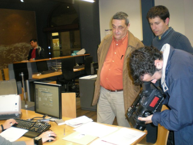 Sindicalistes lliuren signatures de suport a en Karim a l'Ajuntament de Vilanova