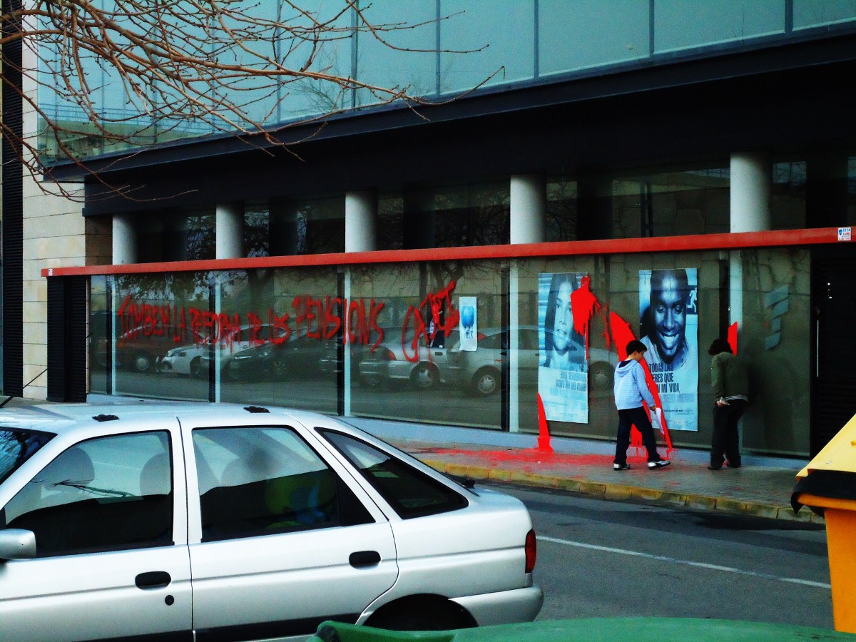 Llencen pintura a l'edifici de la Seguretat Social de Sueca en protesta per la retallada de les pensions