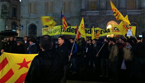 Mig miler de persones es manifesten d'urgència a Barcelona contra la sentència del TS
