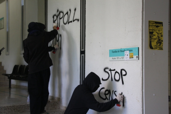 Una cercavila per la UAB denuncia la privatització i mercantilització de la universitat