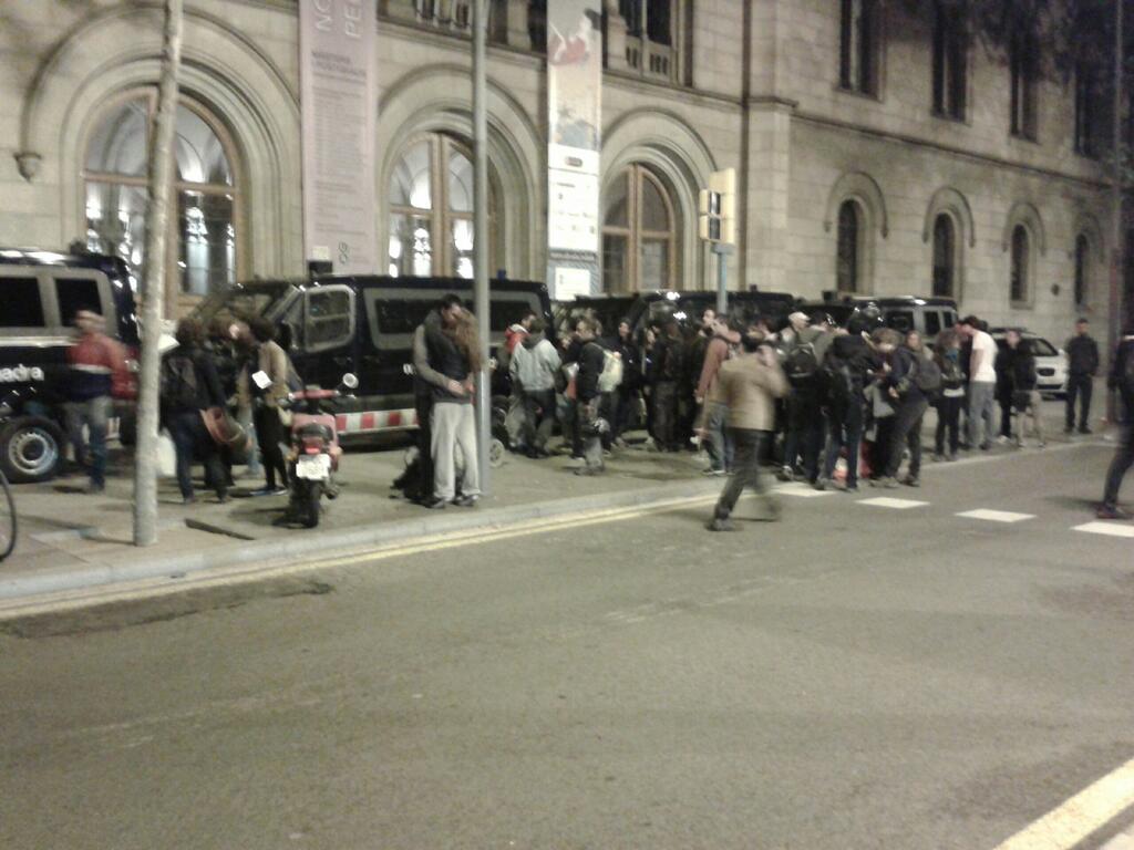 Els mossos desallotgen amb violència els professors i estudiants del rectorat de la UB