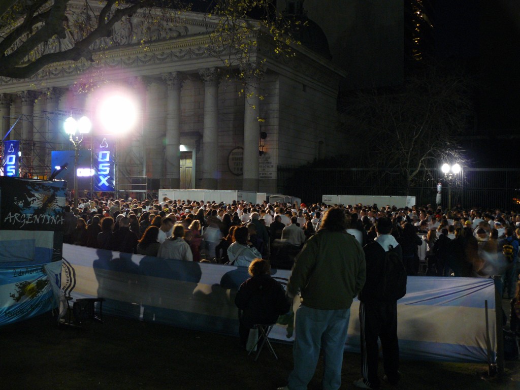 El campament dels veterans de la Plaza de Mayo, dempeus 5 anys després
