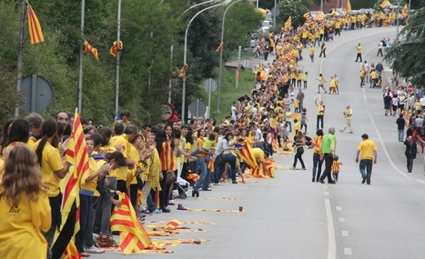 Una gegantina cadena humana per la independència reclama la consulta el 2014