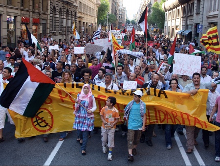 Milers de persones es manifesten a Barcelona contra el criminal atac israelià a la flota d'ajuda a Gaza