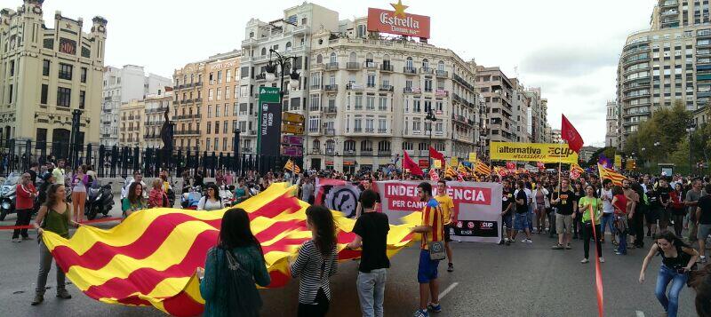 Milers de persones es manifesten a València pel 9 d'Octubre (+ galeria d'imatges)