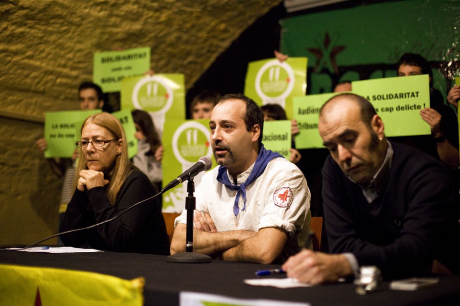 Dos Bastoners catalans s'enfronten a un judici a l'Audiència 'nacional' per mostrar fotos de preses polítiques