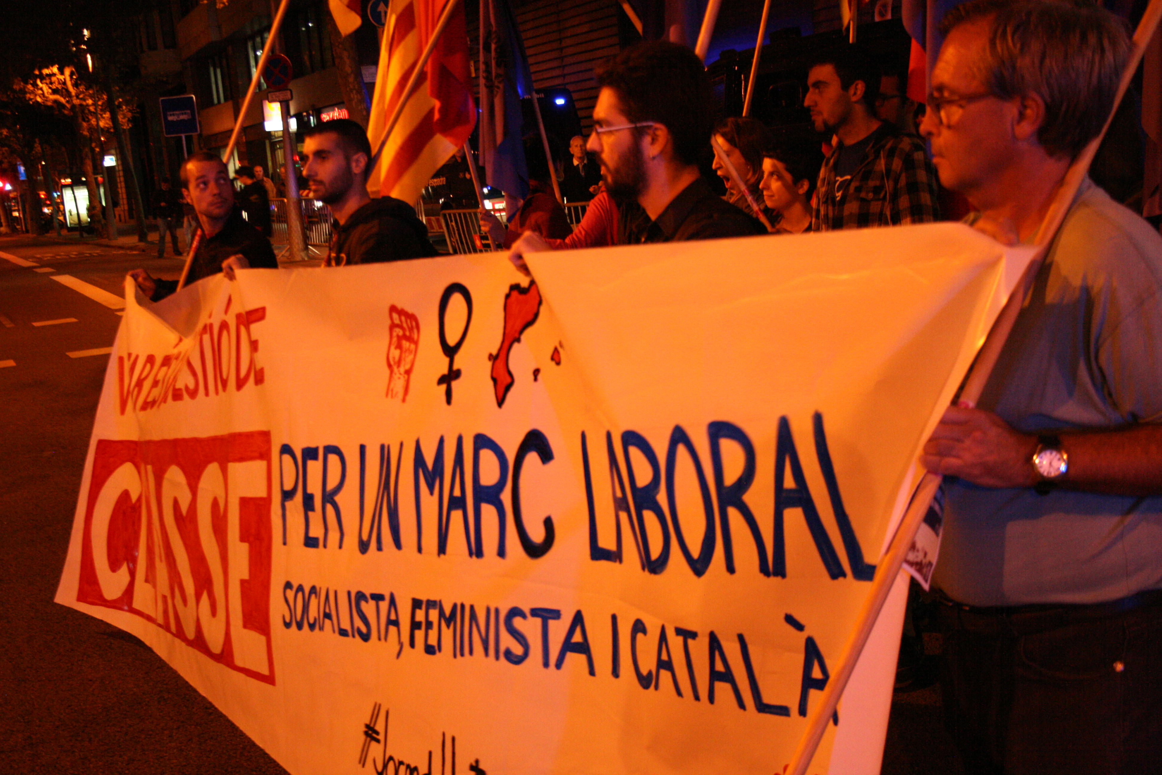 La COS reivindica la desobediència i un nou marc laboral davant la seu de CDC