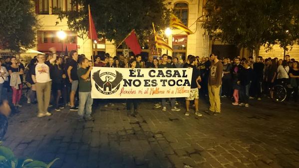 Més de 300 persones a Palma en solidaritat amb el casal atacat per feixistes