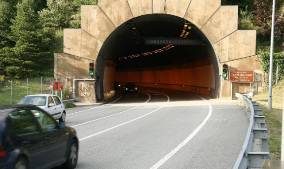 El banc que el 2012 va adquirir el privatitzat Túnel del Cadí, el ven per gairebé el triple