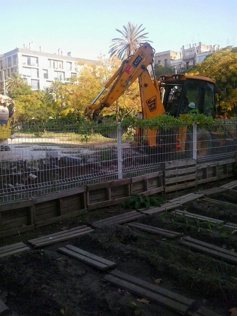 Els veïns aturen la construcció d'un mur a l'espai Germanetes