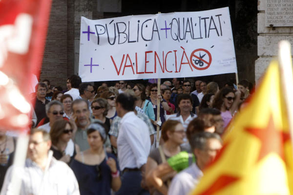 Mares i pares giren l'esquena a la consulta lingüística del PP