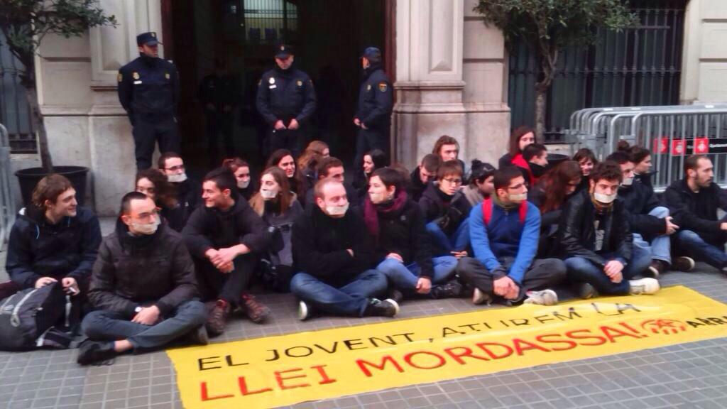 Arran protesta davant la comissaria de policia de Barcelona contra la Llei Mordassa
