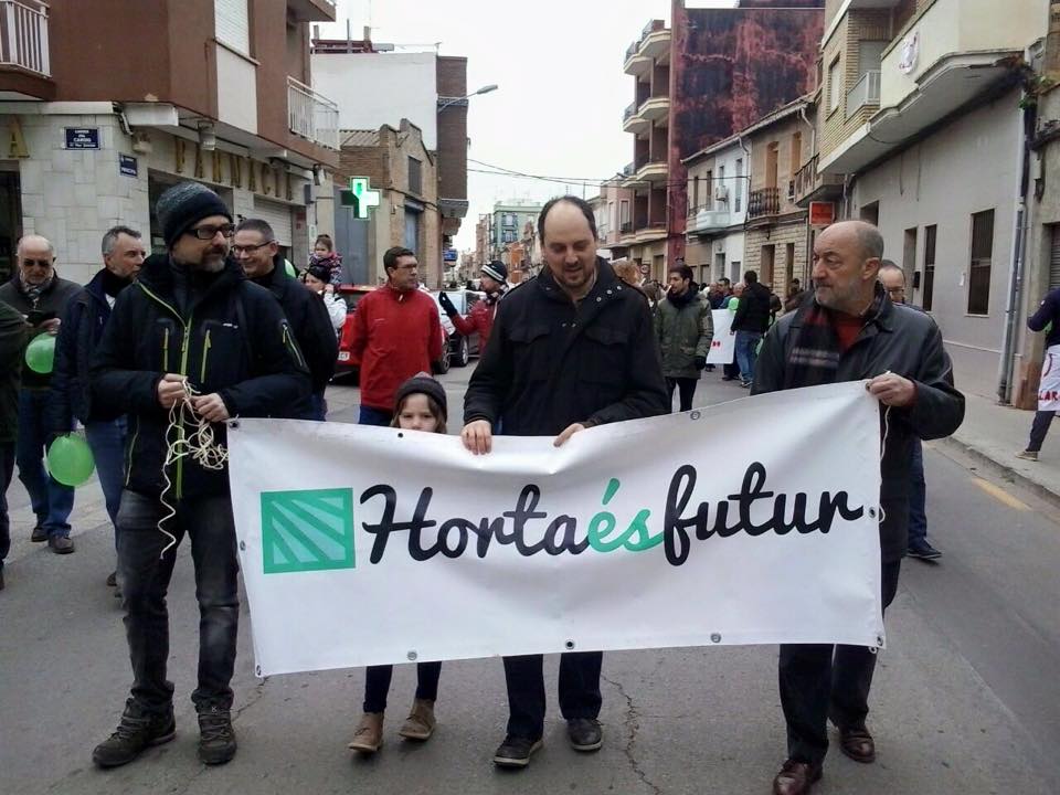 Els veïns de Castellar-l'Oliveral es manifesten contra la destrucció de l'horta