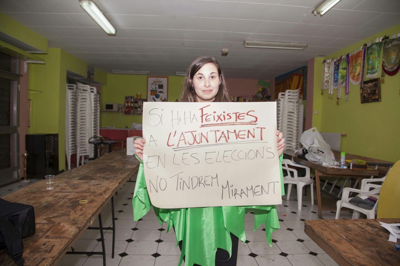 Una fallera de Montcada sancionada per denunciar l'exhibició de símbols feixistes