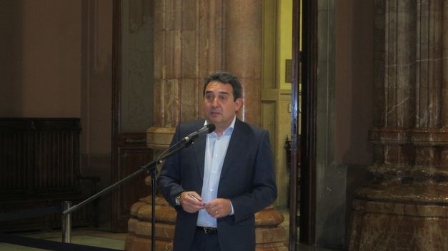 Manuel Bustos rep el primer cop judicial