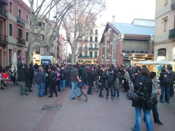 Desenes de persones es manifesten a Barcelona en suport a les detingudes per l'Operació Piñata