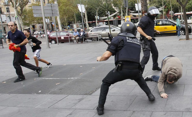 Jutjaran els dos Mossos que van enviar a l'hospital un independentista el 12 d'octubre de 2012