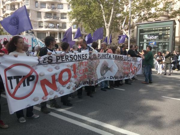 Milers de persones es manifesten contra el TTIP a Barcelona i València
