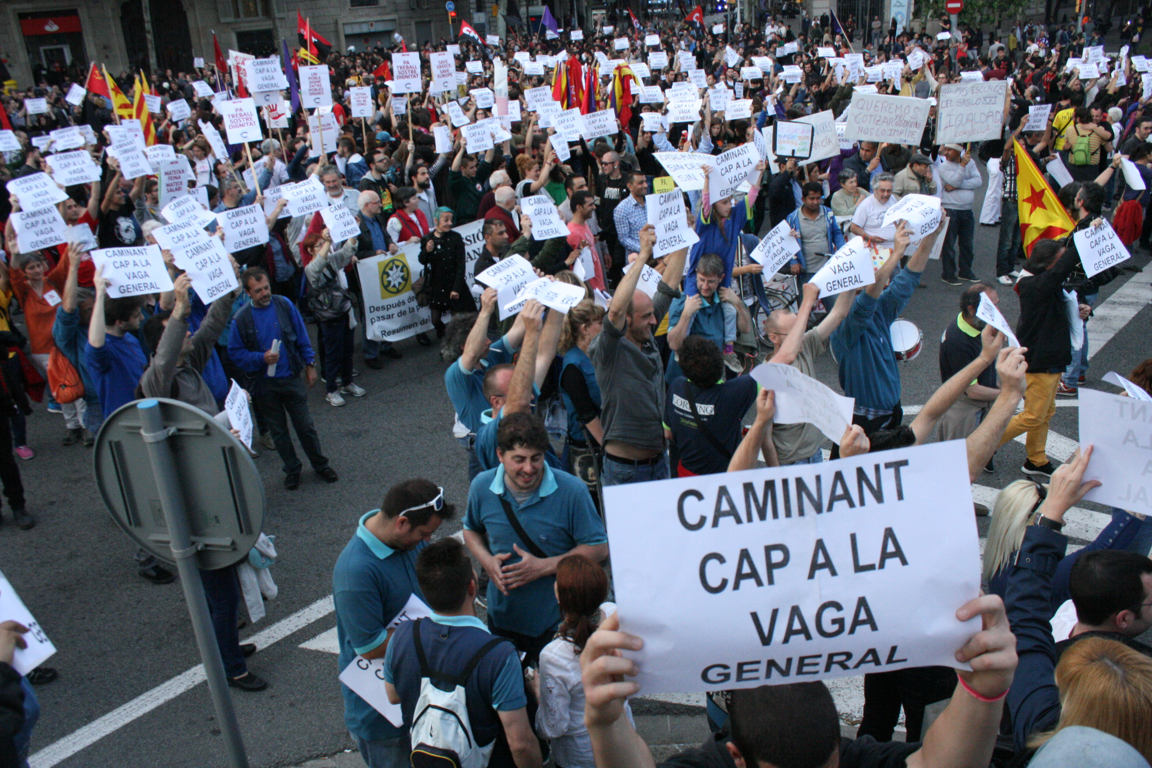 La manifestació anticapitalista de Barcelona clama per la vaga general