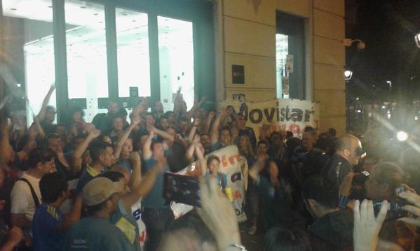 L'ocupació de la seu de Telefónica a Plaça Catalunya de Barcelona força l'empresa a asseure's a negociar amb els treballadors