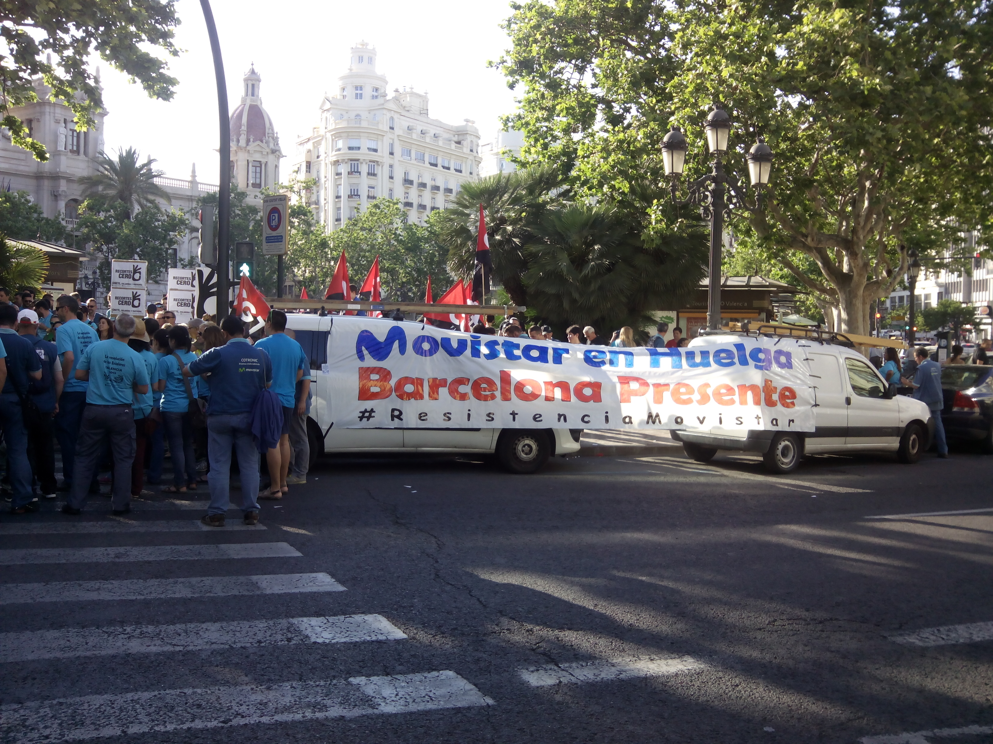 Imatges de la concentració de protesta contra Telefónica-Movistar a València