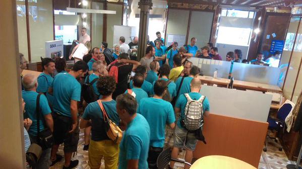 Vaguistes de Movistar ocupen una seu del BBVA