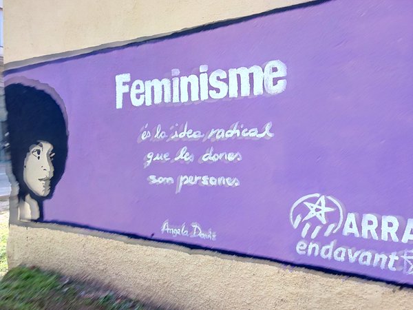 Parets violetes als Països Catalans