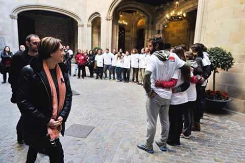 Colau es riu dels socorristes tancats a L'Ajuntament