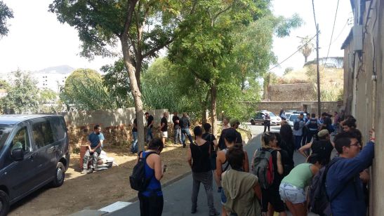 La reacció dels veïns frena els matons de Desokupa a La Clota, a Barcelona