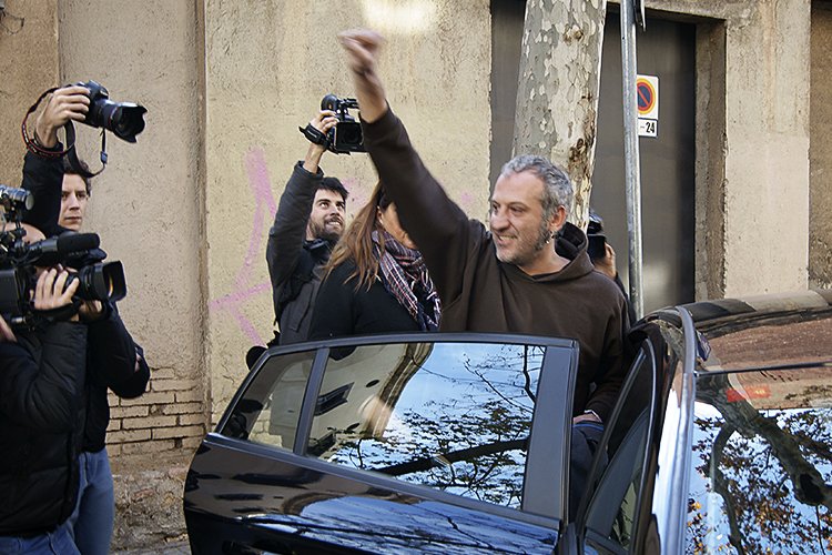 La detenció d'independentistes per cremar fotos del rei encén una onada de suport