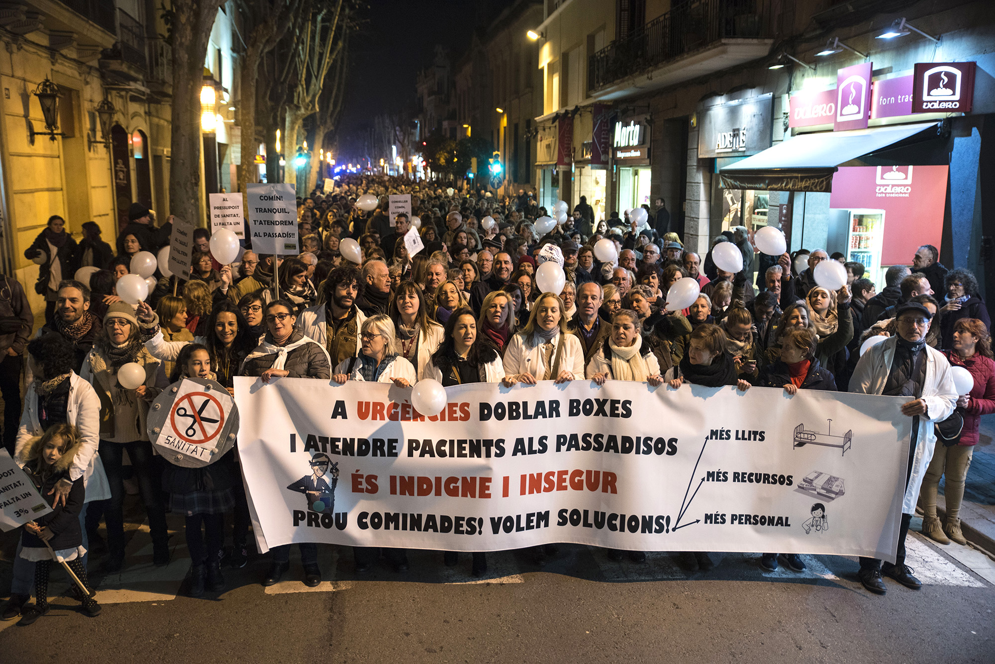 2000 persones es manifesten per denunciar el col·lapse generalitzat al Taulí