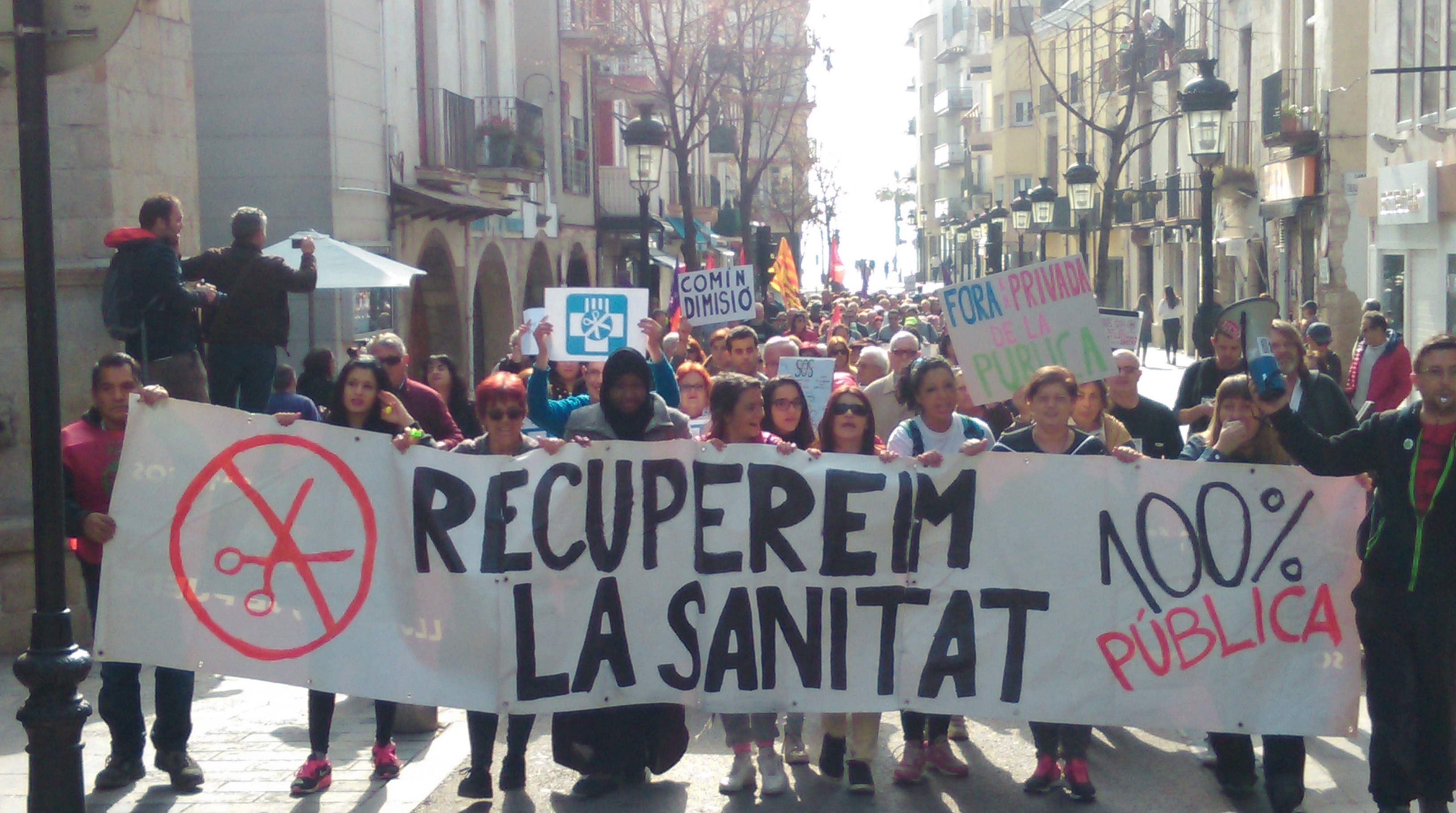 Centenars de persones es manifesten a Blanes en defensa d'una sanitat 100% pública