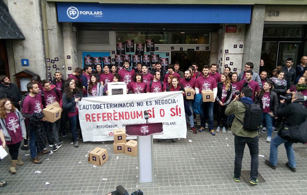 Arran reivindica el referèndum ocupant la seu del PP a Barcelona