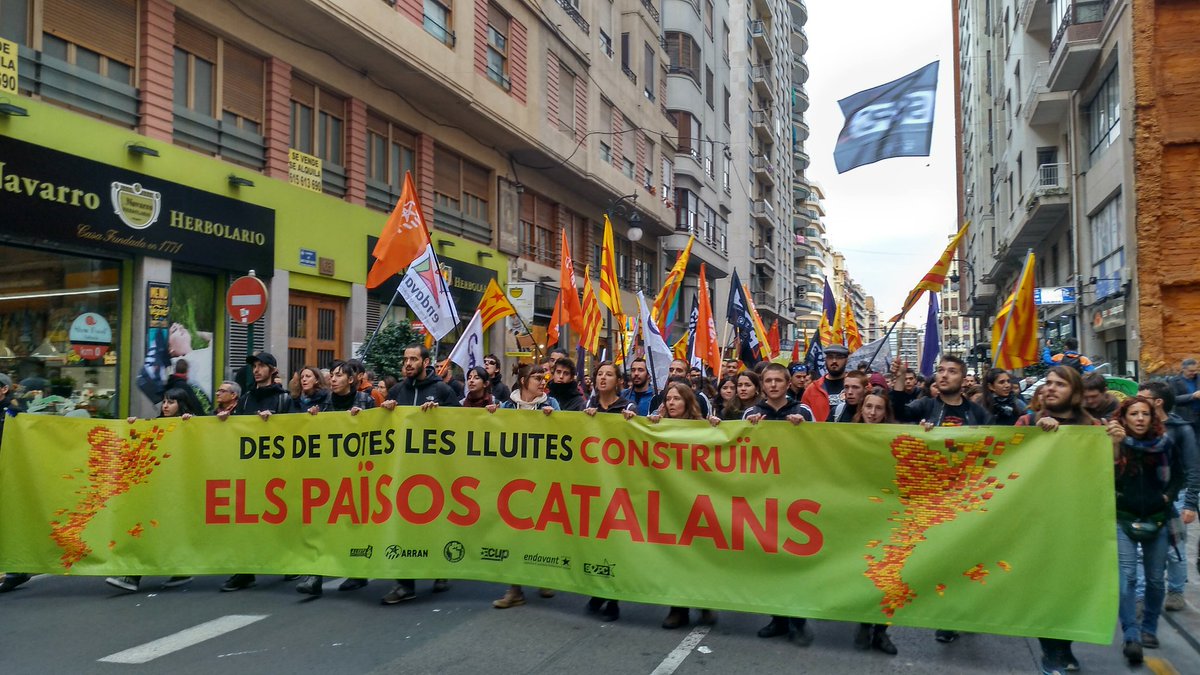 Milers de persones reivindiquen la independència dels Països Catalans a la manifestació de València