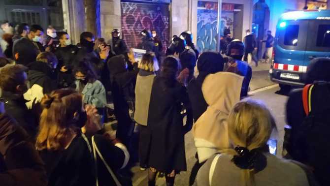 El Sindicat d'Habitatge del Raval protegeix els veïns evitant desnonaments i foragitant la policia