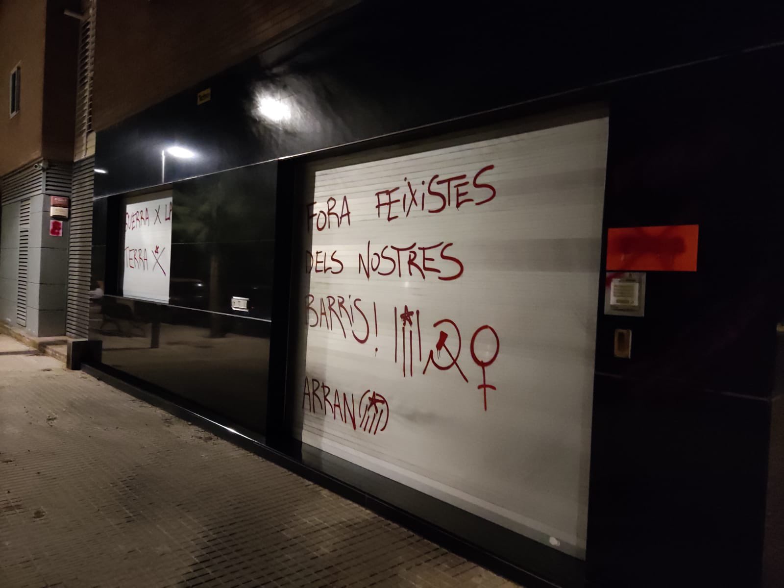 La pintada a Cornellà i la pistola a Castelló