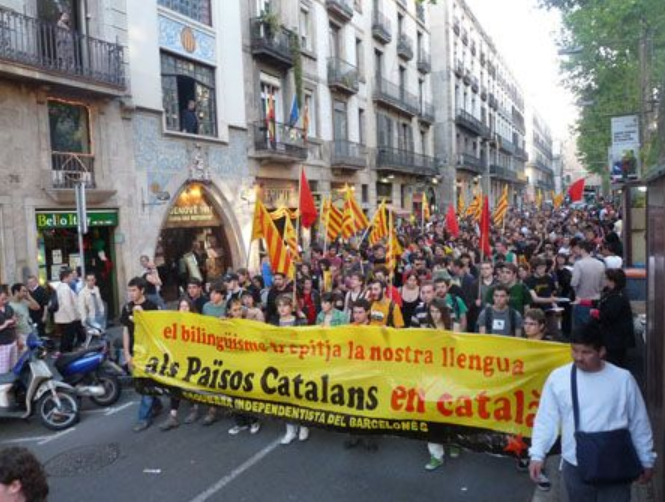 El bilingüisme trepitja el català