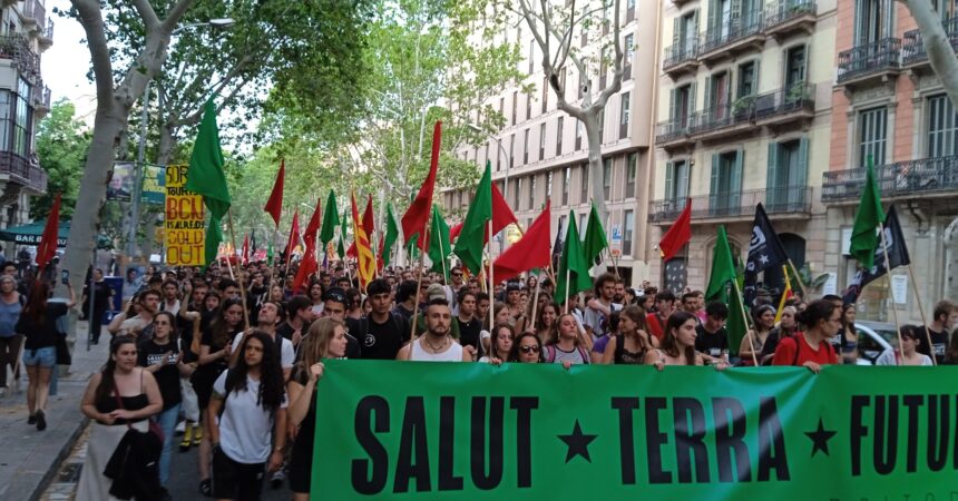 Milers de persones en una àmplia mobilització ecologista i anticapitalista a Barcelona per la Salut, la Terra i el Futur