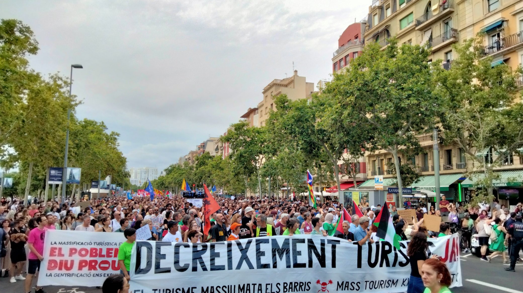 Milers de veïns diuen prou a la massificació turística a Barcelona